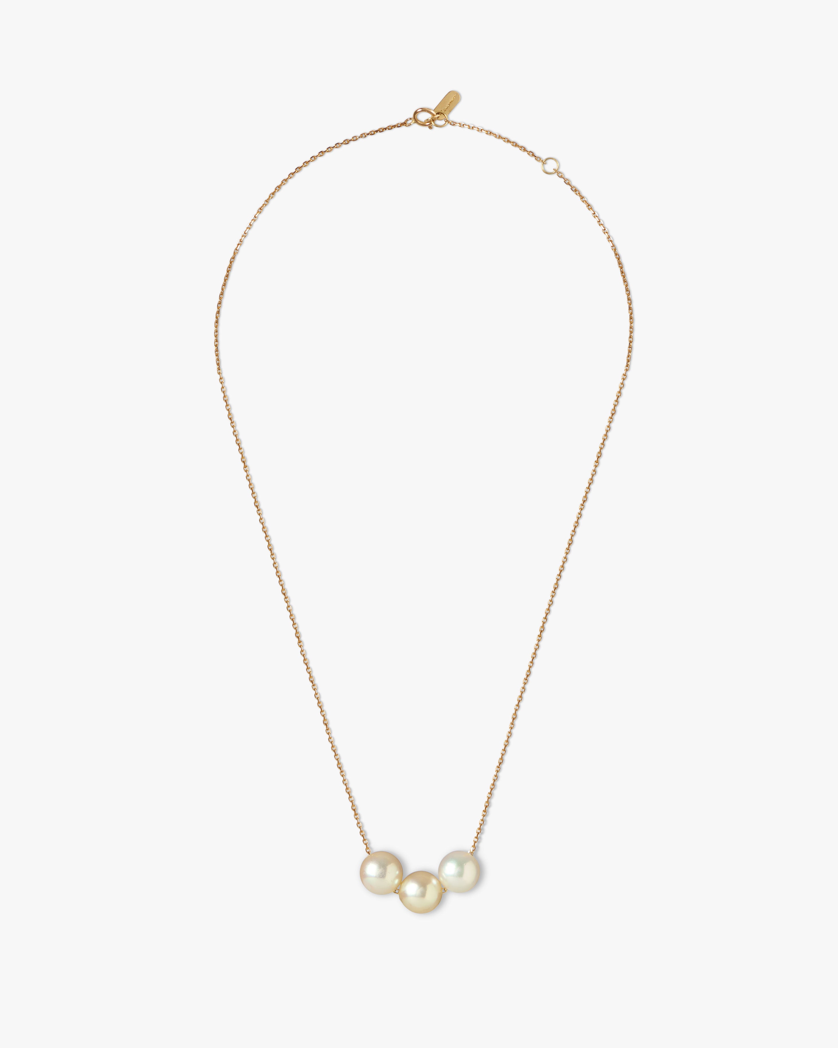 Ile Ronde Necklace in 18k Yellow Gold with three South Sea Pearls