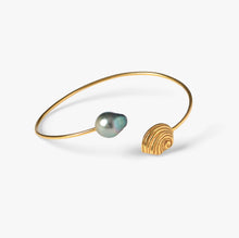 Load image into Gallery viewer, Trou D&#39;Eau Douce Gold 18K Tahitian &amp; Shell
